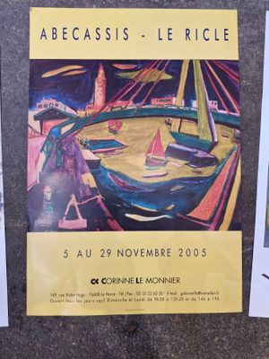 deux affiches accrochées au mur d'un immeuble, avec des bateaux dans l'eau