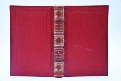 un livre rouge avec des bordures dorées et une couverture rouge