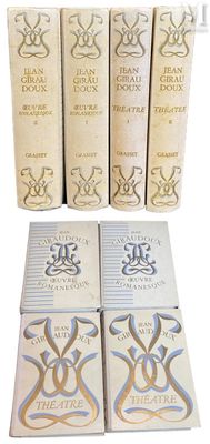 six livres alignés sur un fond blanc, avec un fond blanc