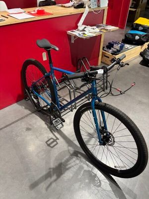 un vélo garé dans un garage