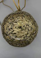 Sphère de lampe en laiton doré, décor ajouré et ciselé de dr… (photo 2)