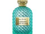 gros plan d'un flacon de parfum sur fond blanc