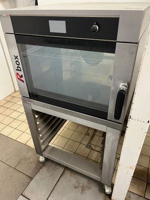 un four posé sur un support dans la cuisine