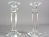 deux bougeoirs en verre transparent posés sur une table
