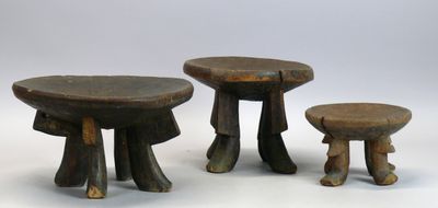 Trois intéressants tabourets d’homme en bois dur à patine so…