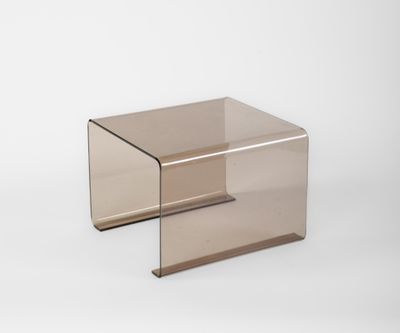 un gros plan d'une boîte en verre transparent sur fond blanc
