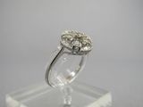 une photo d'une bague en diamant et en or blanc