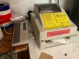 une machine posée sur une table