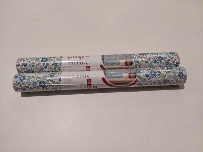 deux rouleaux de papier toilette posés sur une surface blanche