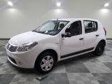 une photo d'une dacia blanche garée dans une pièce