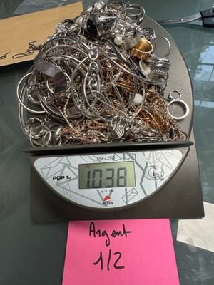 un tas de bijoux posé sur une balance, sur une table