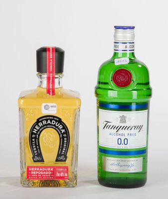 deux bouteilles d'alcool posées l'une à côté de l'autre