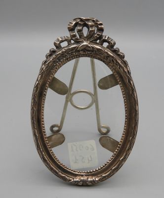 une image représentant un miroir avec une horloge au milieu