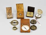 de nombreux objets en laiton et en bois de toutes sortes posés sur la table