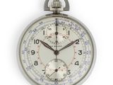 une montre de poche en argent avec un cadran blanc et des chiffres bleus