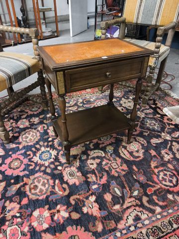Petite table volante finition acajou de style louis XVI à décor d