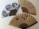 Plusieurs photos de personnes, disposées en forme d'éventail, sont accrochées au mur.