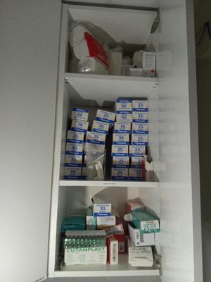 une armoire à pharmacie remplie de médicaments et d'autres fournitures médicales