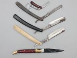 de nombreux types de couteaux différents et des couteaux sur la table