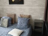 un lit sur lequel sont posés une couette bleue et des oreillers
