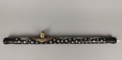 un gros plan d'un stylo posé sur une table, sur fond blanc