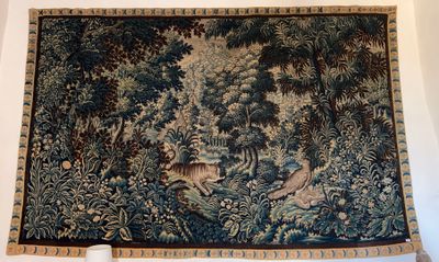 une tapisserie accrochée au mur d'une pièce