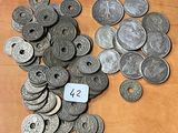 beaucoup de pièces de monnaie posées sur la table, sur lesquelles figure un chiffre