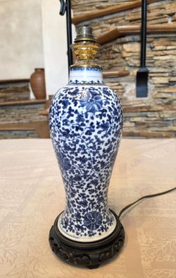 un vase bleu et blanc posé sur une table