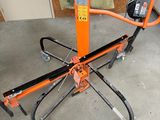 une photo d'une grande machine orange dans un garage