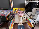 deux consoles de jeux vidéo dans une pièce remplie d'autres jeux