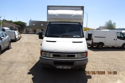 un camion blanc garé dans un parking