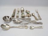 beaucoup de cuillères en argent et de cuillères sur la table