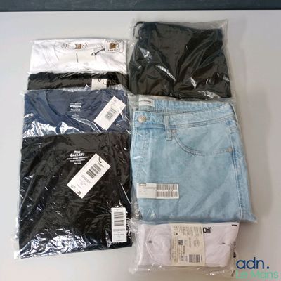 trois paires de jeans pour homme posées sur une table