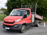 un camion rouge garé dans un parking