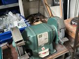 une machine posée sur une table dans un garage