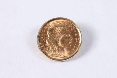 l'image d'une pièce de monnaie posée sur une surface blanche