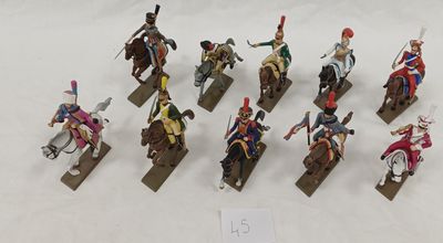 de nombreuses figurines représentant des hommes à cheval et des chevaux