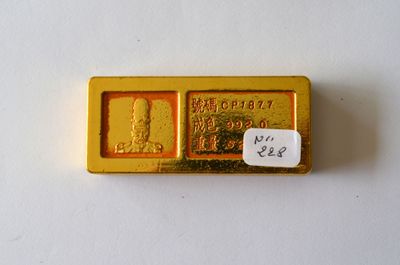 un petit lingot d'or muni d'une étiquette indiquant son prix