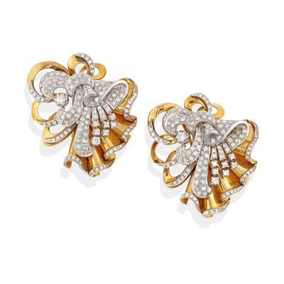 une paire de boucles d'oreilles en diamant et en or 18 carats
