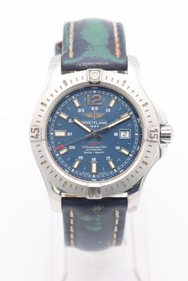 La montre est bleue et est dotée d'un bracelet camouflage.