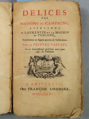 un livre ouvert avec la photo d'un homme et d'une femme