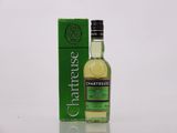 une image représentant une bouteille de whisky à côté d'un paquet de cigarettes