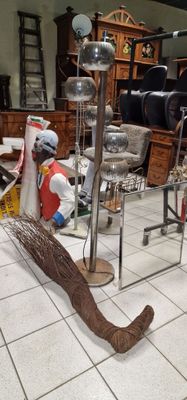 beaucoup d'objets qui se trouvent sur le sol de la pièce