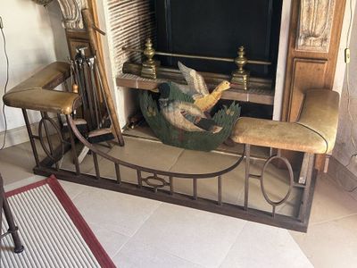 une cheminée avec une télévision et un banc devant