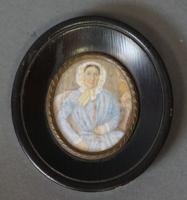 ECOLE française XIXe. Portait de femme à la robe bleue. Miniature à vu