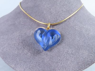 gros plan d'un collier sur un mannequin mannequin