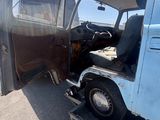 une photo d'un camion garé sur un parking