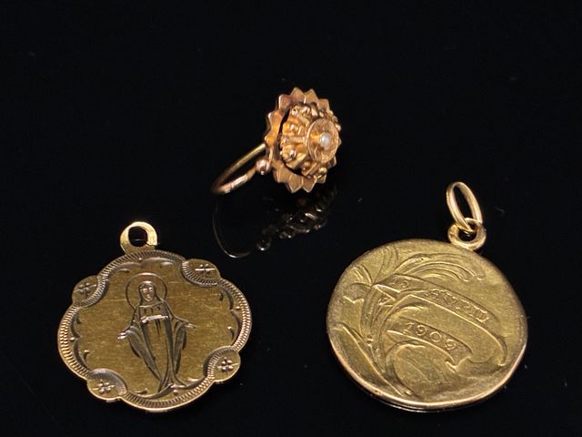 Deux pendentifs de naissance et une boucle d’oreille en or 18 car...