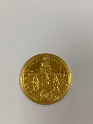 La pièce d'or représente un homme à cheval.