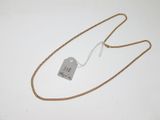 gros plan d'un collier auquel est attachée une étiquette